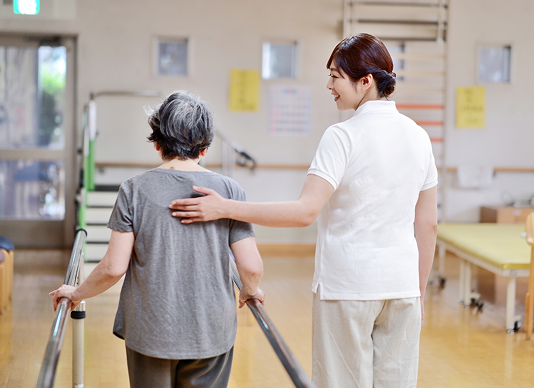 理学療法士と患者によるリハビリテーションの様子