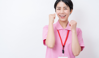 アルバイトやボランティアスタッフが働く様子を示す写真